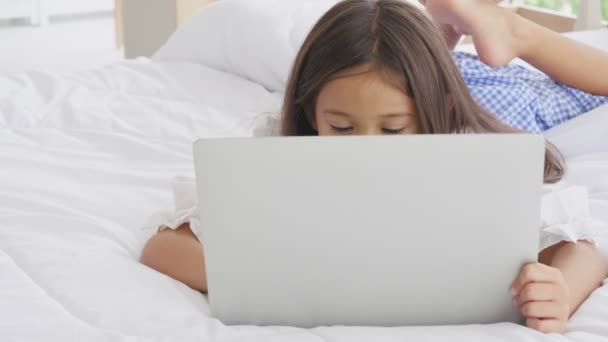 可爱的亚洲女孩在床上使用笔记本电脑的镜头 — 图库视频影像