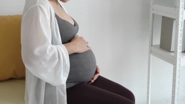 Material Primer Plano Mujer Embarazada Sentada Cama — Vídeo de stock