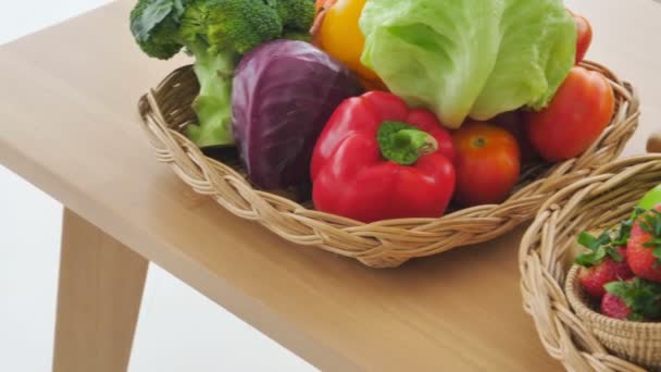 Imágenes Frutas Verduras Maduras Mesa Madera — Vídeos de Stock