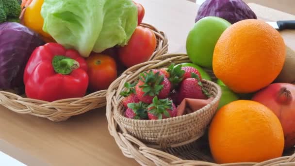 木桌上成熟的水果和蔬菜的镜头 — 图库视频影像