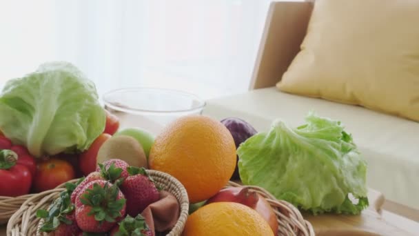 木製のテーブルの上に熟した果物や野菜の映像 — ストック動画