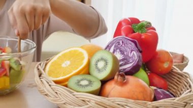 meyve salatası hazırlayan kadının yakın çekim görüntüleri