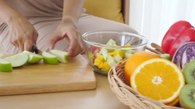 meyve salatası hazırlayan kadının yakın çekim görüntüleri