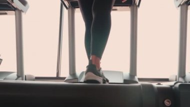 spor salonunda kadın eğitimi yakın çekim görüntüleri