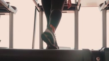 spor salonunda kadın eğitimi yakın çekim görüntüleri