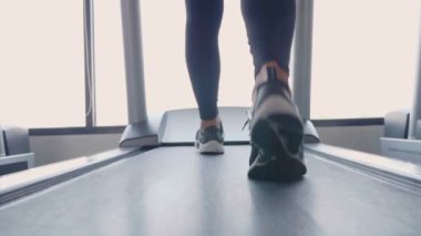 spor salonunda kadın eğitimi yakın çekim görüntüleri