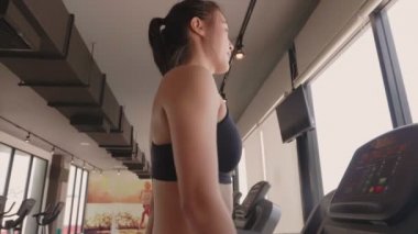 spor salonunda güzel Asyalı kadın eğitim görüntüleri