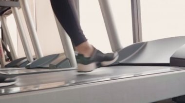 spor salonunda kadın eğitimi yakın çekim görüntüleri