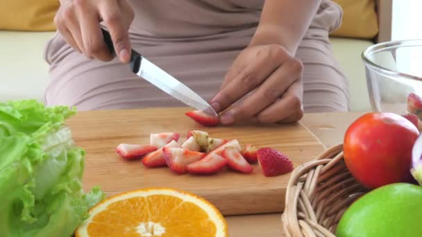 Imagens Close Mulher Preparando Salada Frutas — Vídeo de Stock