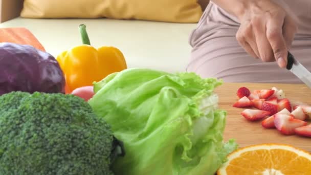Material Primer Plano Mujer Preparando Ensalada Frutas — Vídeos de Stock