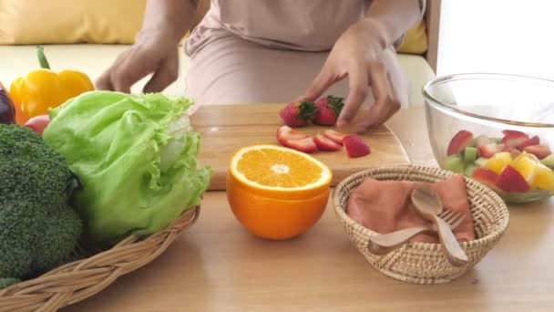 Imagini Aproape Femeie Care Pregătește Salata Fructe — Videoclip de stoc