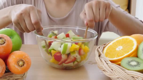 Närbild Bilder Kvinna Förbereder Fruktsallad — Stockvideo