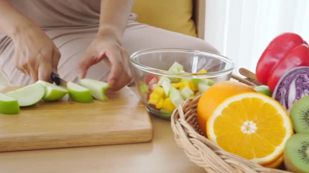 Close Beelden Van Vrouw Die Fruitsalade Bereidt — Stockvideo