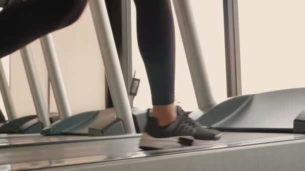 ジムでの女性トレーニングのクローズアップ映像 — ストック動画