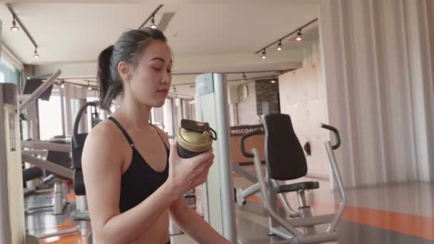 ジムで美しいアジアの女性のトレーニングの映像 — ストック動画