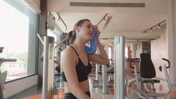 Material Archivo Hermosa Mujer Asiática Entrenamiento Gimnasio — Vídeos de Stock