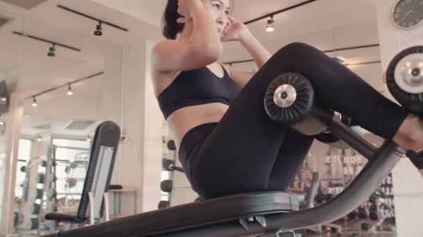 美丽的亚洲妇女训练在健身房的镜头 — 图库视频影像