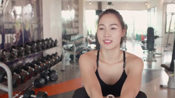 Βίντεο Της Όμορφης Ασίας Γυναίκα Εκπαίδευση Στο Γυμναστήριο — Αρχείο Βίντεο