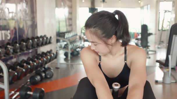 Material Archivo Hermosa Mujer Asiática Entrenamiento Gimnasio — Vídeo de stock