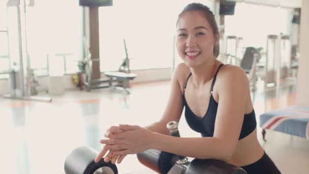 ジムで美しいアジアの女性のトレーニングの映像 — ストック動画