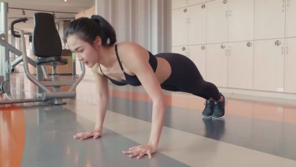 Material Archivo Hermosa Mujer Asiática Entrenamiento Gimnasio — Vídeos de Stock