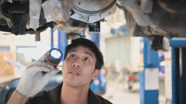亚洲修理工检查汽车在服务中心的镜头 — 图库视频影像