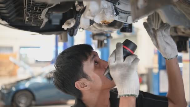 Filmaufnahmen Von Asiatischer Reparaturfirma Bei Der Untersuchung Eines Autos Einem — Stockvideo