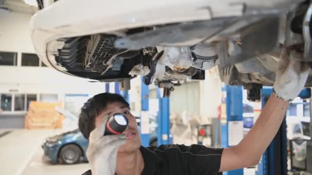 Metraje Asiático Reparador Examinar Coche Servicio Centro — Vídeo de stock