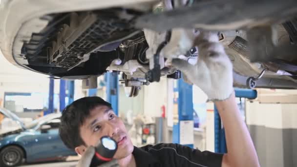 Metraje Asiático Reparador Examinar Coche Servicio Centro — Vídeo de stock