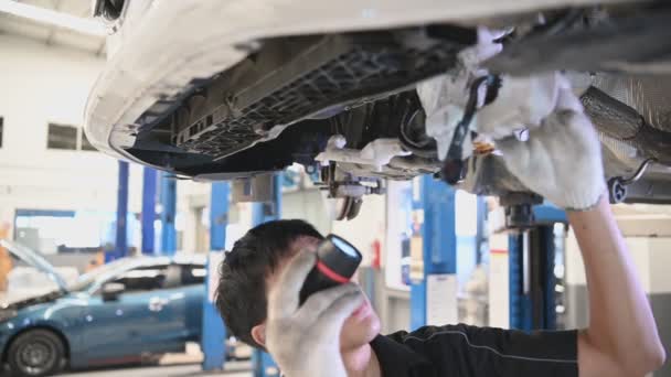亚洲修理工检查汽车在服务中心的镜头 — 图库视频影像