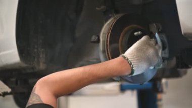 serviste araba mola inceleyen adam yakın çekim görüntüleri