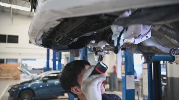 Beeldmateriaal Van Aziatische Reparman Onderzoekt Auto Service Center — Stockvideo