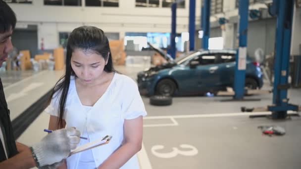 Metraje Del Reparador Hablando Con Cliente Femenino Servicio Coche — Vídeos de Stock