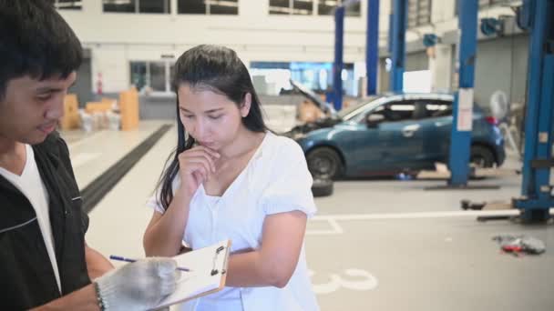 Filmagens Reparador Conversando Com Cliente Feminino Serviço Carro — Vídeo de Stock