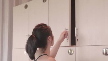 eğitimden sonra spor salonunda rahatlatıcı güzel Asyalı kadın