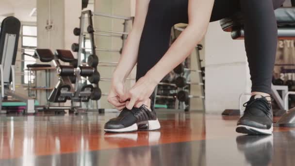 Image Recadrée Femme Détendre Dans Salle Gym Après Entraînement — Video