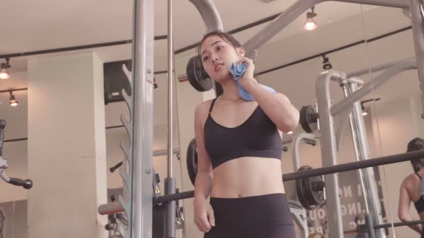 Hermosa Mujer Asiática Entrenamiento Gimnasio — Vídeo de stock