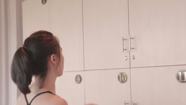 Belle Asiatique Femme Détente Dans Gym Après Formation — Video