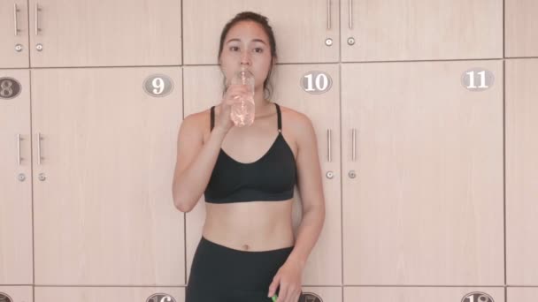 美丽的亚洲女人放松在健身房训练后 — 图库视频影像