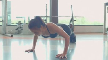 spor salonunda güzel Asyalı kadın eğitim