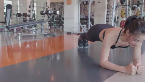 Hermosa Mujer Asiática Entrenamiento Gimnasio — Vídeos de Stock