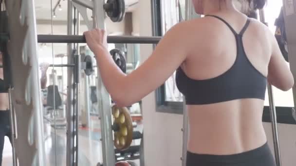 美丽的亚洲妇女训练在健身房 — 图库视频影像