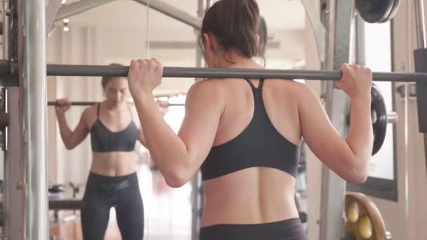 Hermosa Mujer Asiática Entrenamiento Gimnasio — Vídeos de Stock