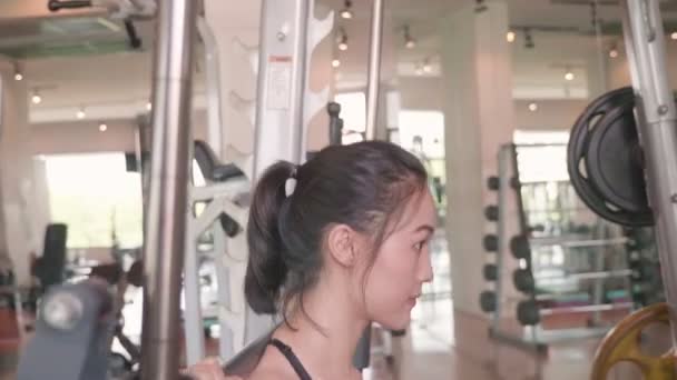Όμορφη Ασιατική Γυναίκα Εκπαίδευση Στο Γυμναστήριο — Αρχείο Βίντεο