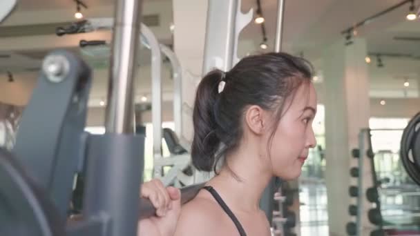 ジムで美しいアジアの女性のトレーニング — ストック動画