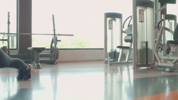 Hermosa Mujer Asiática Entrenamiento Gimnasio — Vídeos de Stock