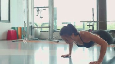 spor salonunda güzel Asyalı kadın eğitim