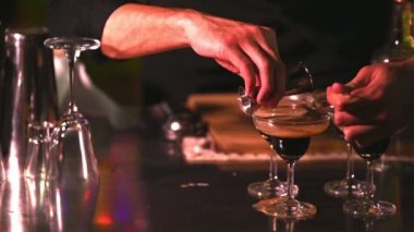 kokteyl ler yapan barmen kırpılmış görüntü 