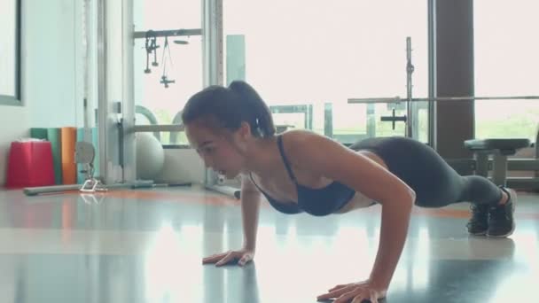 Belle Asiatique Femme Formation Dans Gym — Video