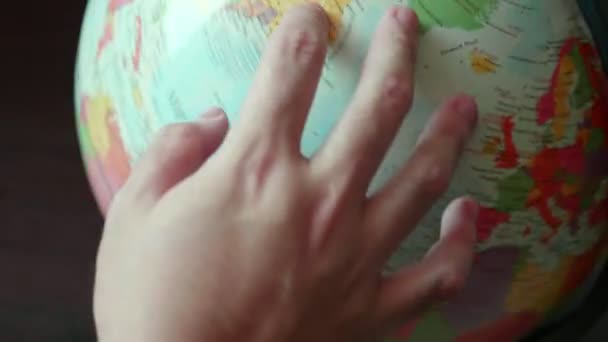 vue rapprochée du globe mobile de la main 